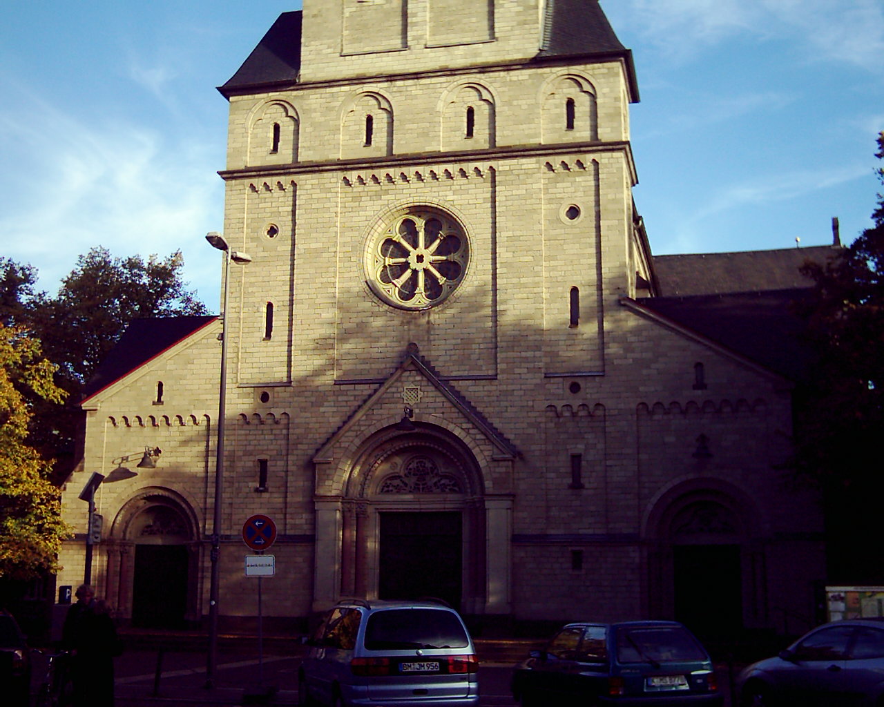 Vor der Kirchentür stehen 