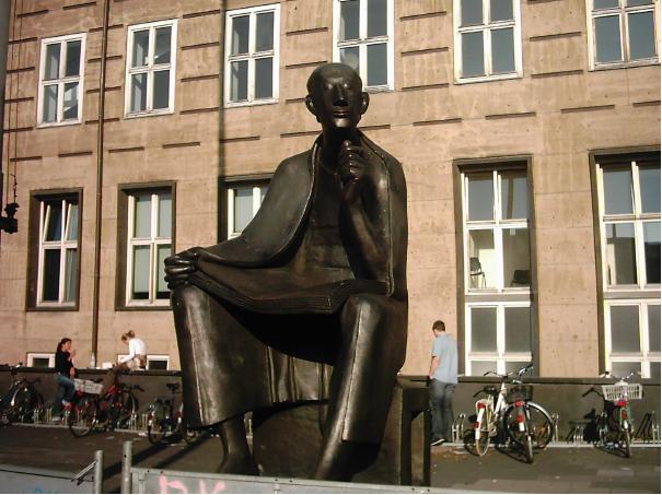 ein Denker vor der Universität zu Köln