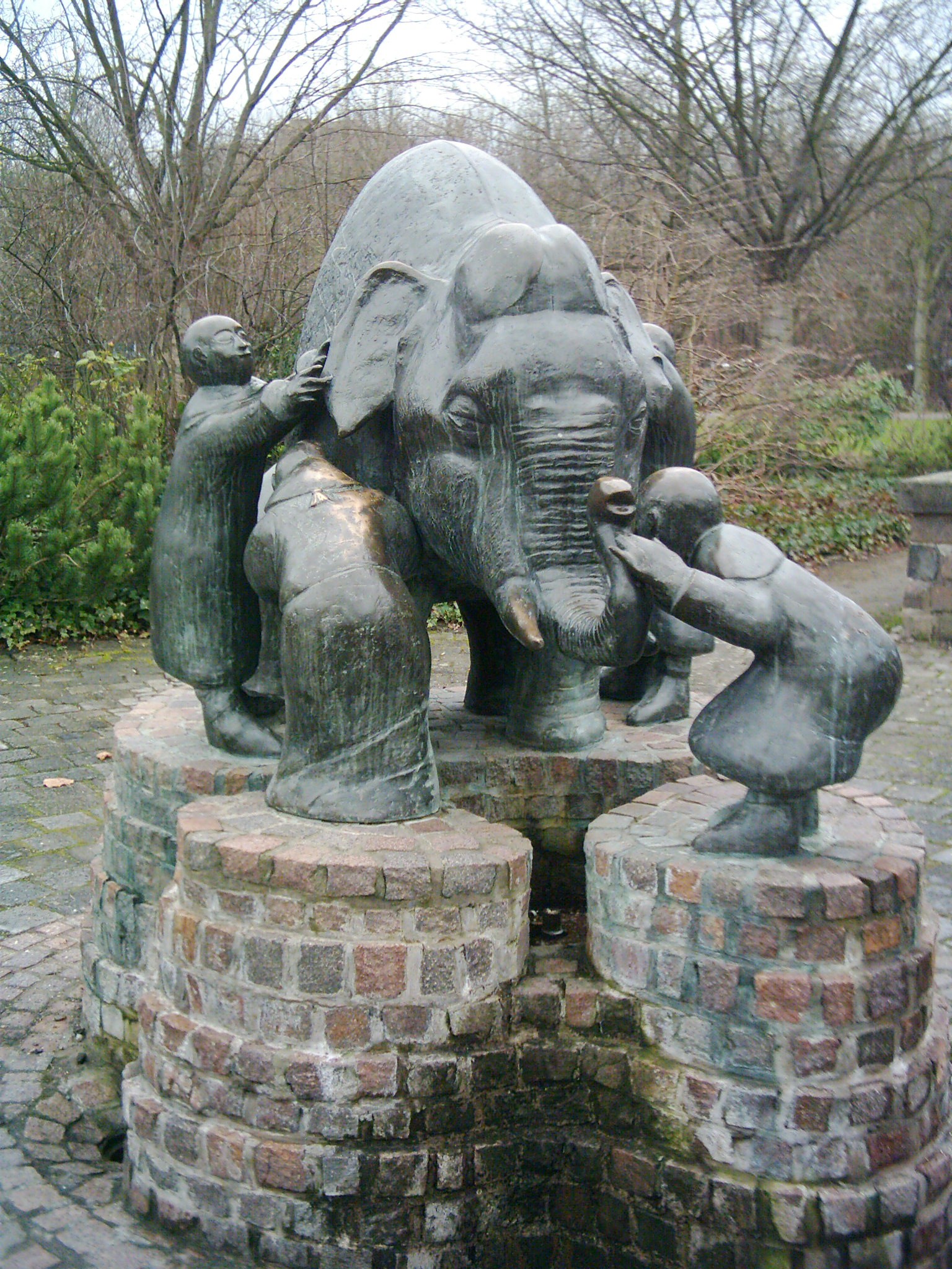 Blindenbrunnen - ein Gleichnis von der Wahrheit